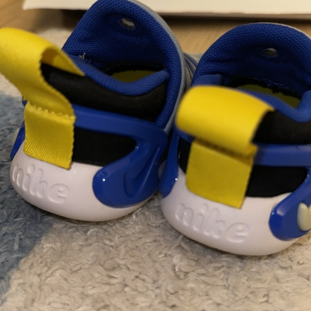 Nike - Picture 4 of 5